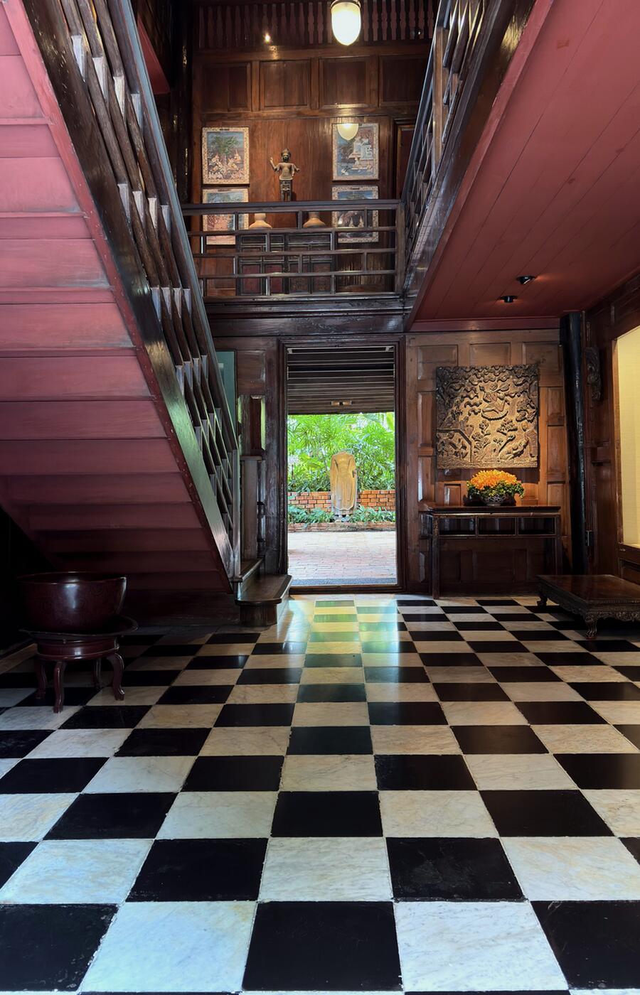 Hall de entrada a la casa. La escalera de estilo occidental es de las pocas licencias arquitectónicas no inspiradas en Tailandia. jim-thompson-leyenda-seda-tailandia